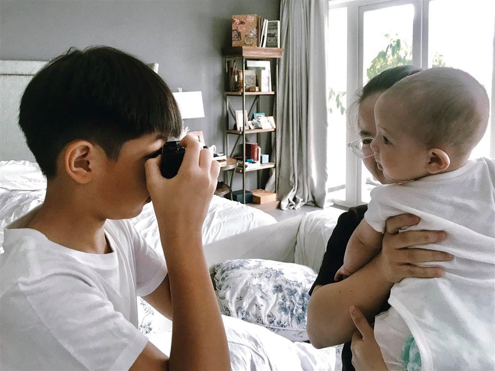 Trai cả nhà Hồ Ngọc Hà gây sốt với khoảnh khắc 1 nách 2 em-3