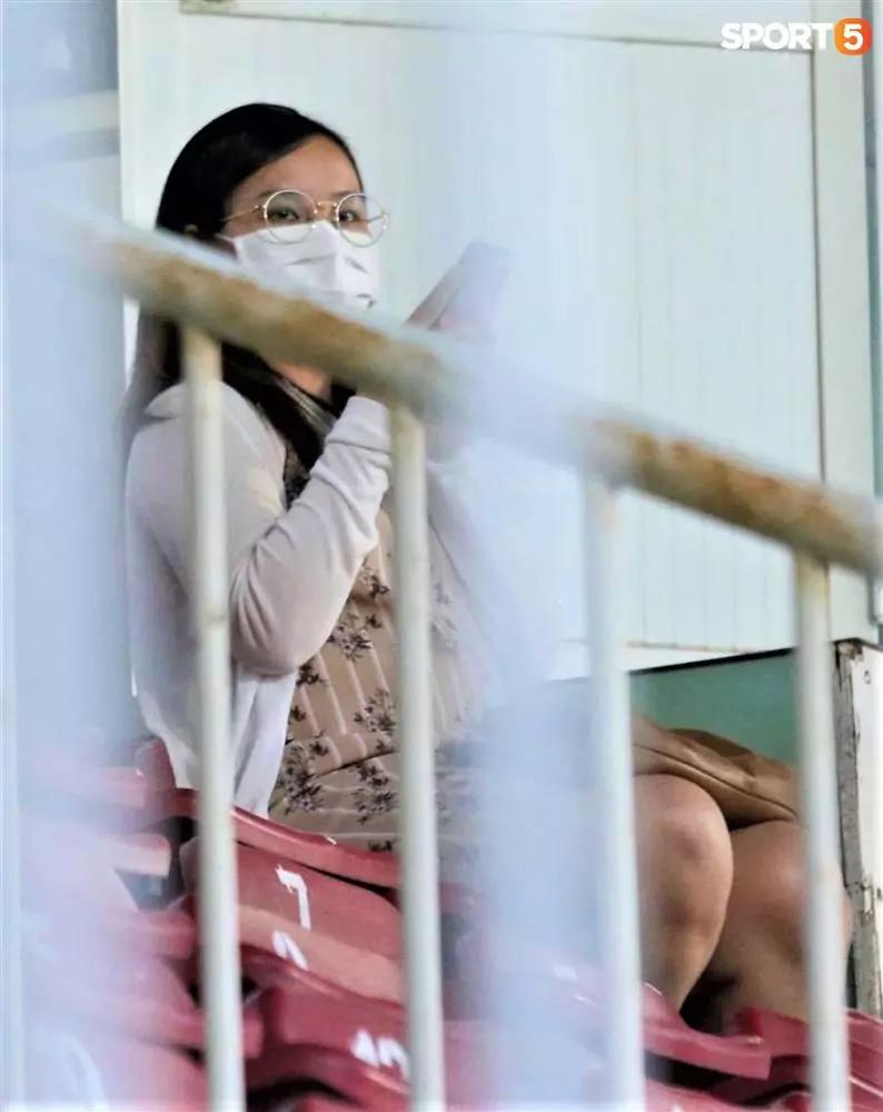 Sân cỏ nổi sóng khi Công Phượng ném chai nước trước mặt trọng tài-2