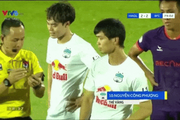 Sân cỏ 'nổi sóng' khi Công Phượng ném chai nước trước mặt trọng tài