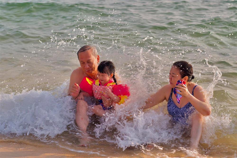 Con gái Đặng Thu Thảo lần đầu xuất hiện cùng ông bà nội quyền lực-1