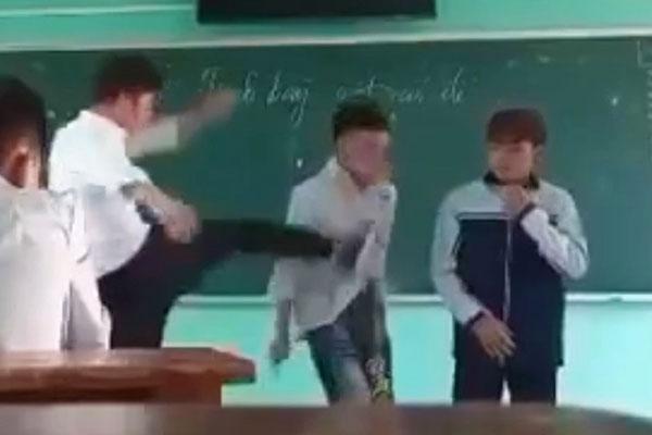 Thầy giáo đánh học trò trên bục giảng bị mất việc-1