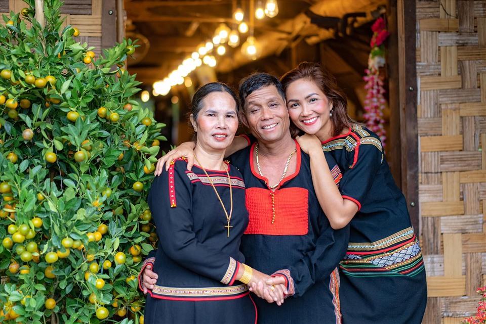 Những món quà khủng HHen Niê tặng đấng sinh thành-4