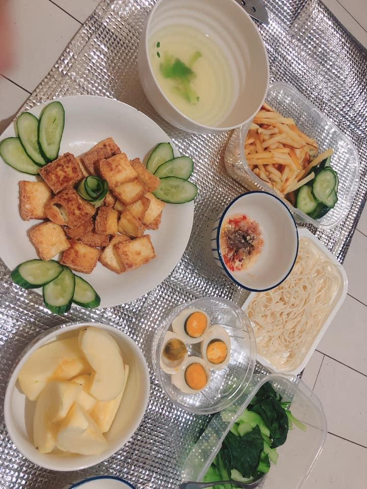 Ăn uống cả nồi, cô gái bị bạn trai chia tay, dân mạng nhanh tay gửi toàn bữa ăn ngon-4