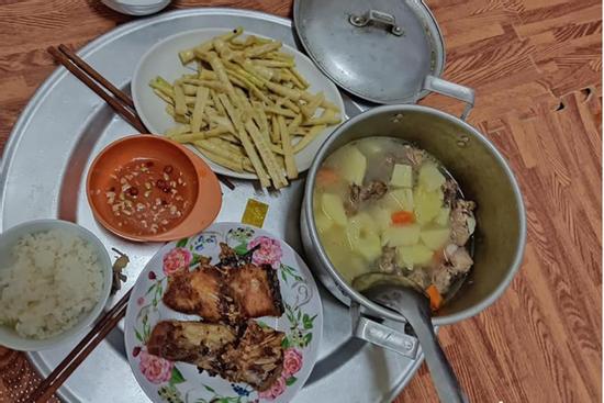 Ăn uống cả nồi, cô gái bị bạn trai chia tay, dân mạng nhanh tay gửi toàn bữa ăn ngon