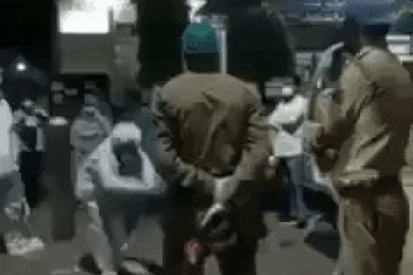 Vượt 300 cây số gặp bạn trai quen qua mạng, thiếu nữ 15 tuổi bị cho leo cây vì lộ mặt thật-5