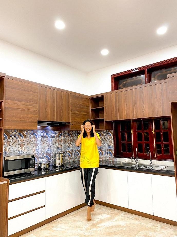 Những món quà khủng HHen Niê tặng đấng sinh thành-11