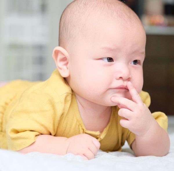 Nhóc tỳ như bản sao thu nhỏ của bố Kim Lý.