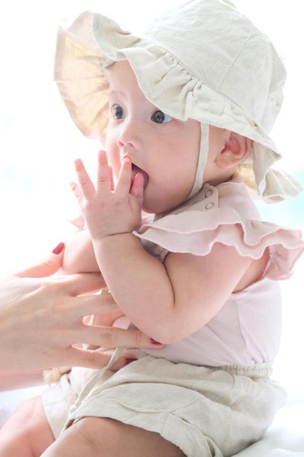 Khi đi đâu chơi hoặc chụp ảnh Hà Hồ mới cho con "ăn diện" nhưng cũng chỉ sang hơn bình thường đôi chút.