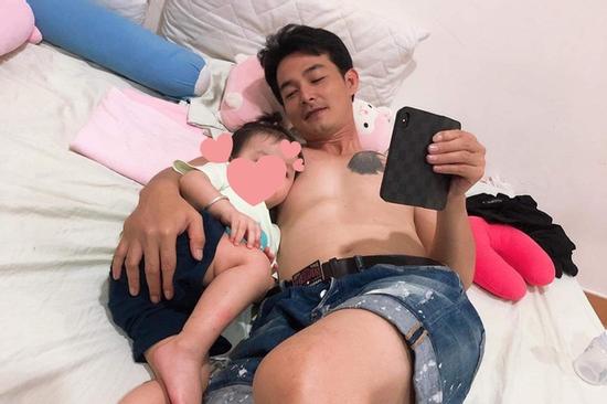 Quách Ngọc Ngoan giữ nguyên mặt Phượng Chanel trên ngực sau ly hôn