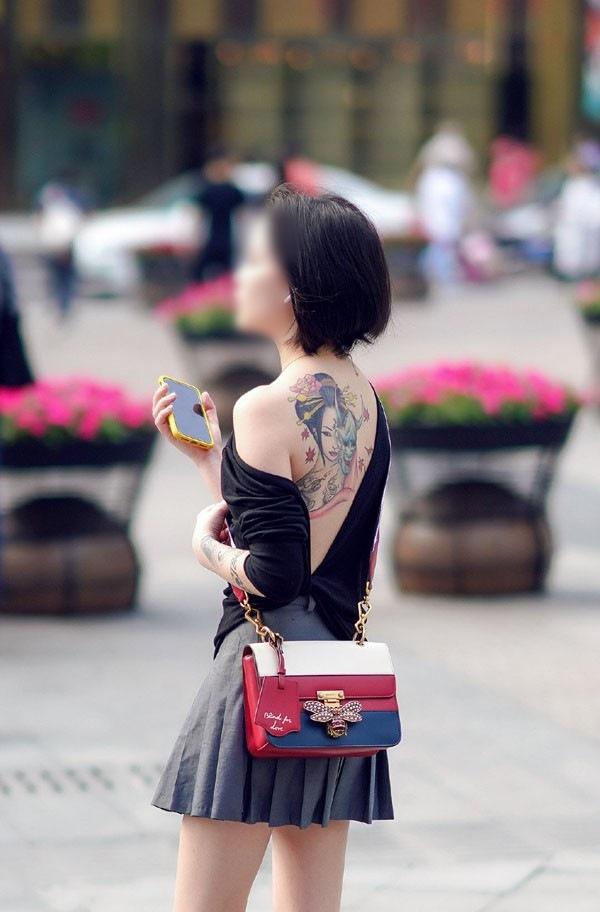 Khi sở hữu những hình xăm cầu kì, to bản thì nhiều người có xu hướng mặc đồ hở bạo để khoe hình xăm.
