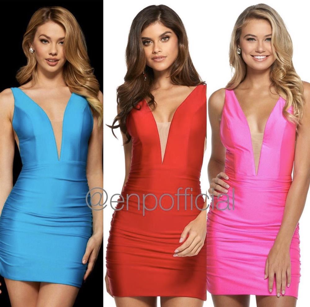 Trang phục mở màn của thí sinh Miss Universe bị chê như đầm rót bia rẻ tiền-5