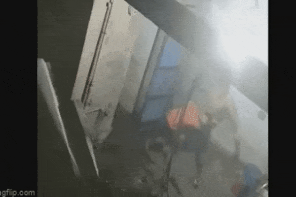 Clip: Phẫn nộ cha đánh con trai dập nát tay, bắt đi bán vé số