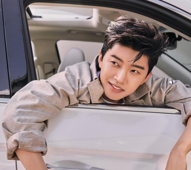 Ca sĩ Hàn bị chỉ trích vì hút thuốc lá và không mang khẩu trang-2