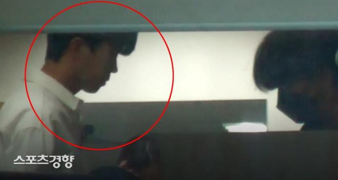 Ca sĩ Hàn bị chỉ trích vì hút thuốc lá và không mang khẩu trang-1