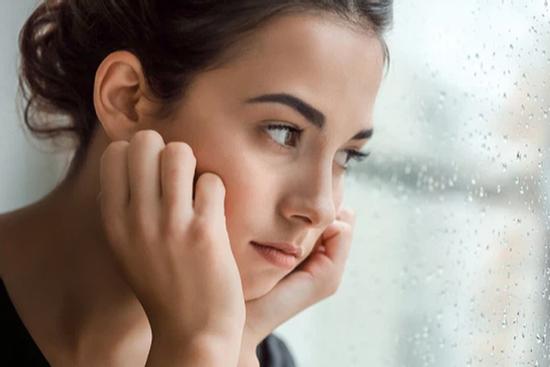 Vừa nghe tin thông gia nhập viện, mẹ chồng vội vã nhét vào tay tôi một túi đầy vàng