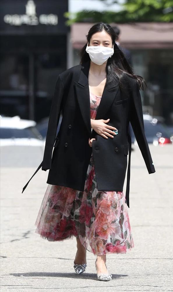 Người đẹp Hàn bị chỉ trích vì đeo khẩu trang quá khổ-1