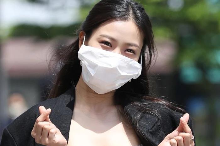 Go Min Si bị chỉ trích vì đeo khẩu trang quá khổ