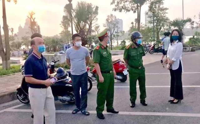 Đang cách ly, 7 người vẫn vô tư đi chợ, xem bóng chuyền, gặp gỡ đám đông-2