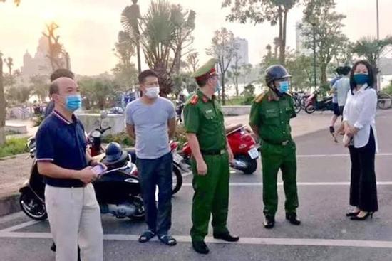 Đang cách ly, 7 người vẫn vô tư đi chợ, xem bóng chuyền, gặp gỡ đám đông