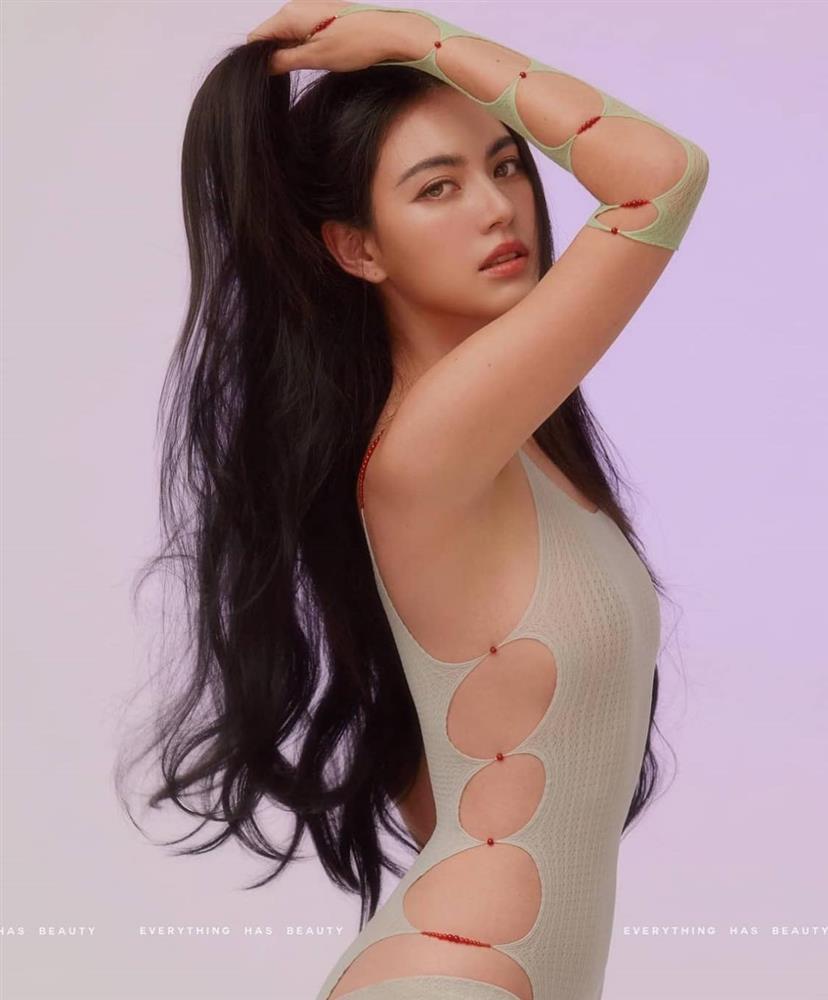 Diện đồ cắt xẻ hiểm hóc: Mai Davika được khen - Ngọc Trinh phản cảm-3