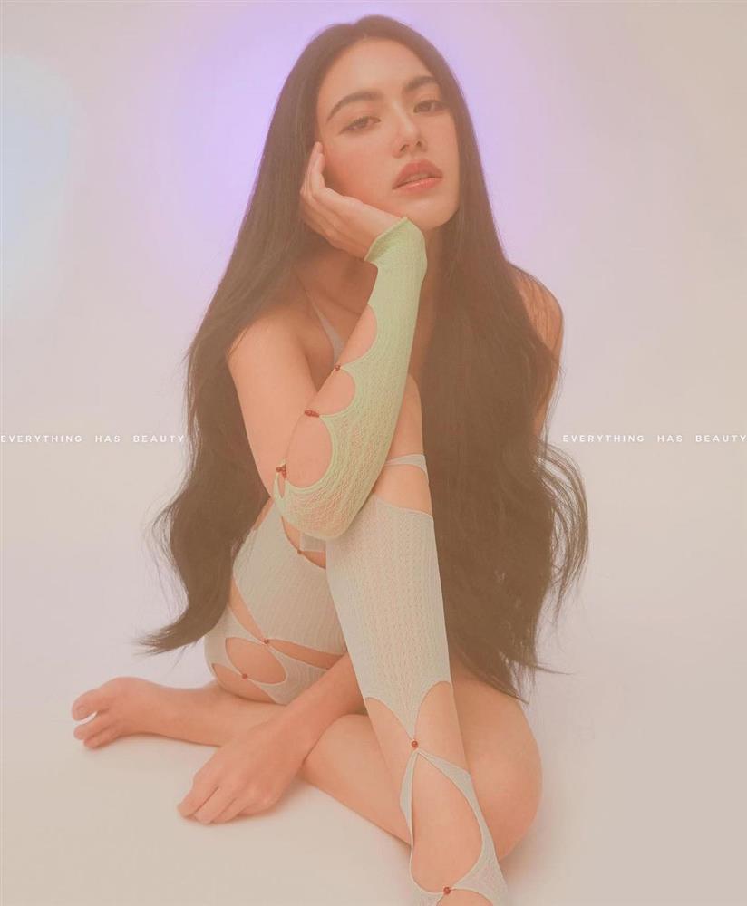 Diện đồ cắt xẻ hiểm hóc: Mai Davika được khen - Ngọc Trinh phản cảm-2