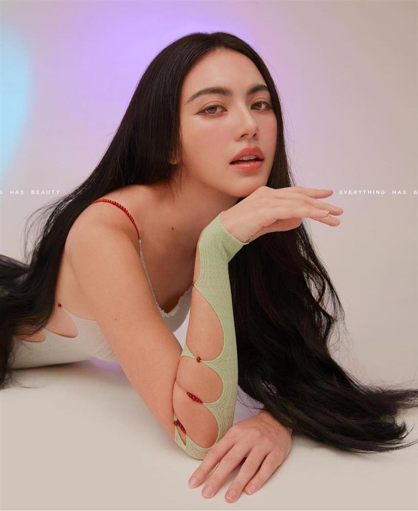 Diện đồ cắt xẻ hiểm hóc: Mai Davika được khen - Ngọc Trinh phản cảm-5