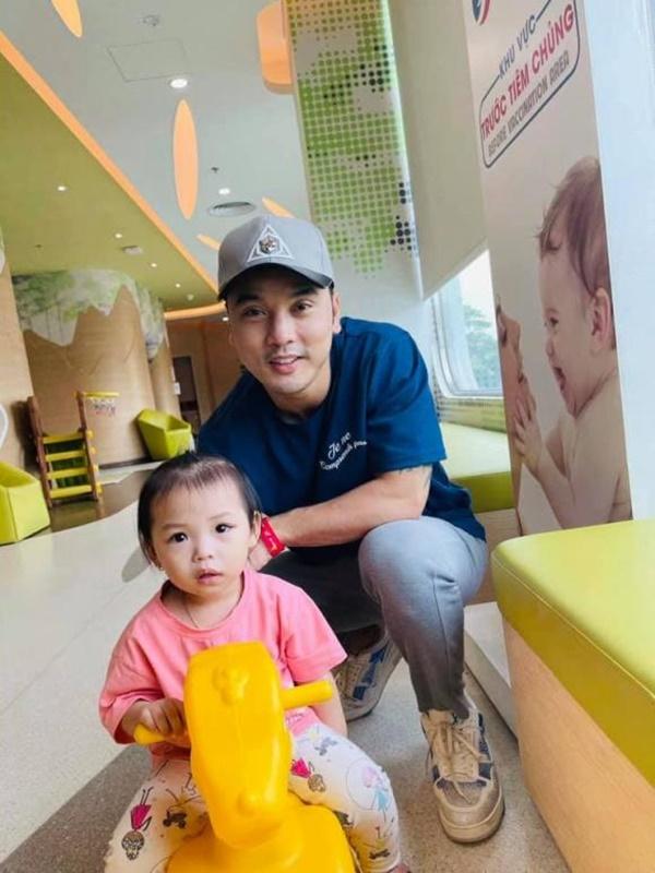 Ưng Hoàng Phúc đưa con gái đi tiêm phòng, khép lại tin sao Việt.