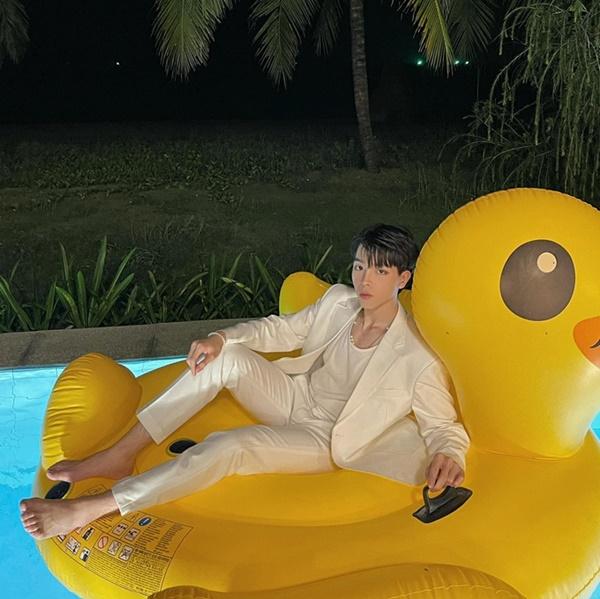 Đức Phúc ăn mặc "lồng lộn" tạo dáng ở... hồ bơi.