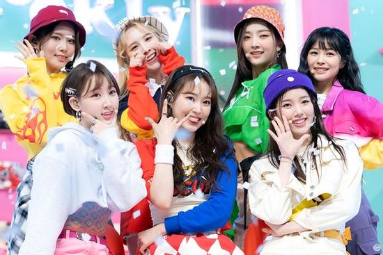 Bất chấp nghi án đạo nhạc Ava Max, hit mới của đàn em Apink trở thành hiện tượng nhờ dance challenge 'gây bão'