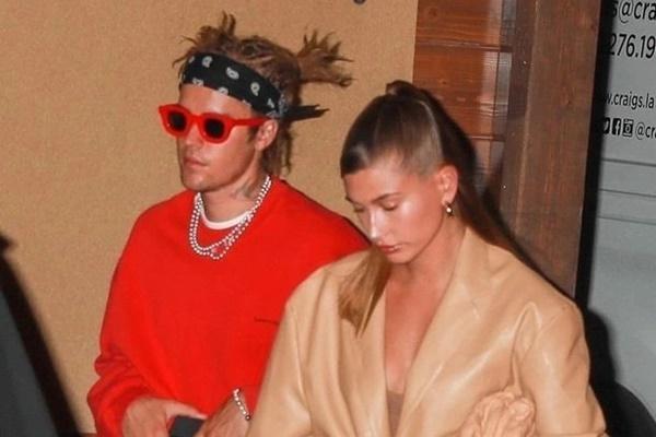 Justin Bieber cởi trần phóng xe máy chở vợ đi chơi, nhìn tưởng bon bon giữa trời nắng Quận 1-7