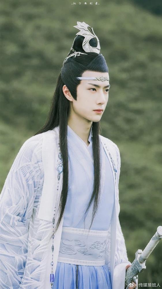 Fan khóc thét với tượng sáp Lam Vong Cơ (Vương Nhất Bác) như ông chú trung niên-8