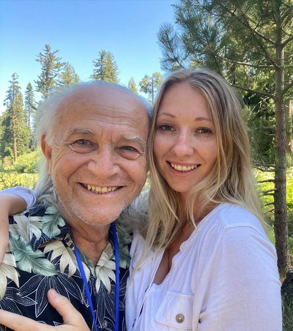 Cô gái 28 tuổi hẹn hò với bạn trai 76 tuổi, bị nhầm cô là y tá riêng chăm sóc ông lão-3