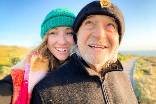 Cô gái đóng giả nam giới hẹn hò cùng lúc 3 cô bạn thân-3