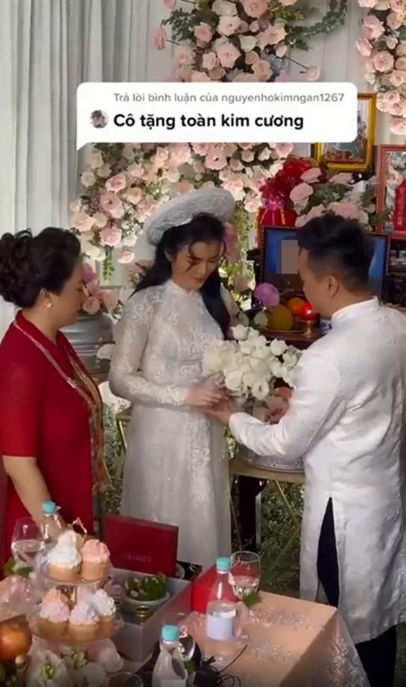 Clip: Màn trao hồi môn toàn kim cương vợ ông Dũng Lò Vôi tặng con dâu-3