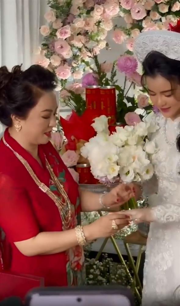Clip: Màn trao hồi môn toàn kim cương vợ ông Dũng Lò Vôi tặng con dâu-6