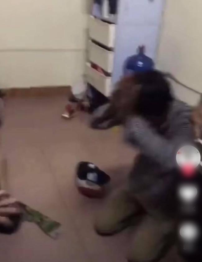 Bắt quả tang vợ ngủ với trai lạ ở phòng trọ, chồng quỳ sụp vái lạy-5