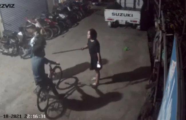 Mẹ kế nổi điên vụt con của chồng tới tấp vì đi chơi với mẹ đẻ về muộn-2