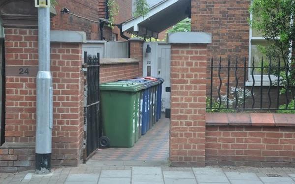 Cứ tiện tay đặt thùng rác chỗ này: Thần Tài quay lưng đi, đóng chặt ngân khố-2