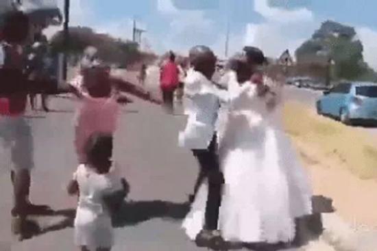 Đám cưới đang diễn ra thì 1 phụ nữ xuất hiện hét to làm quan khách sững sờ