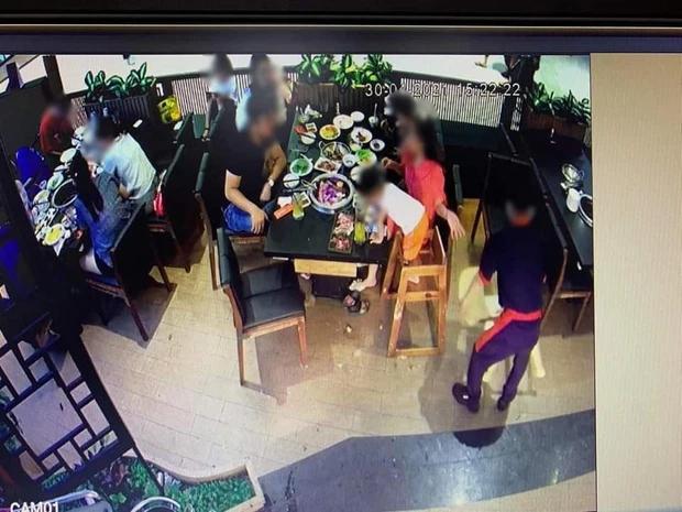 Bức xúc khách hàng ăn xong trộm luôn ghế trẻ em mang về-1