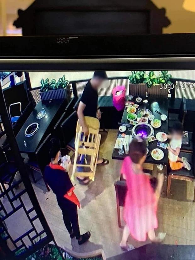 Bức xúc khách hàng ăn xong trộm luôn ghế trẻ em mang về-4