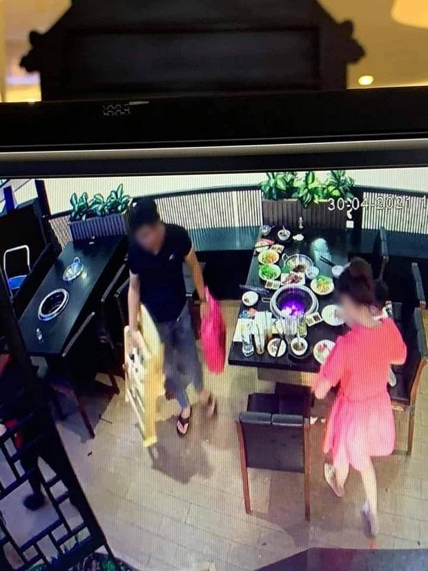 Bức xúc khách hàng ăn xong trộm luôn ghế trẻ em mang về-5