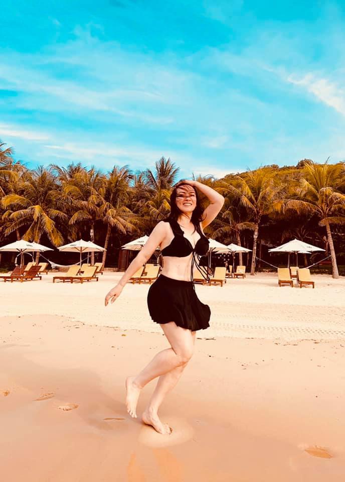 Phi Nhung hiếm hoi tung hình bikini bên trai đẹp nhưng vòng eo cứ sai sai-2