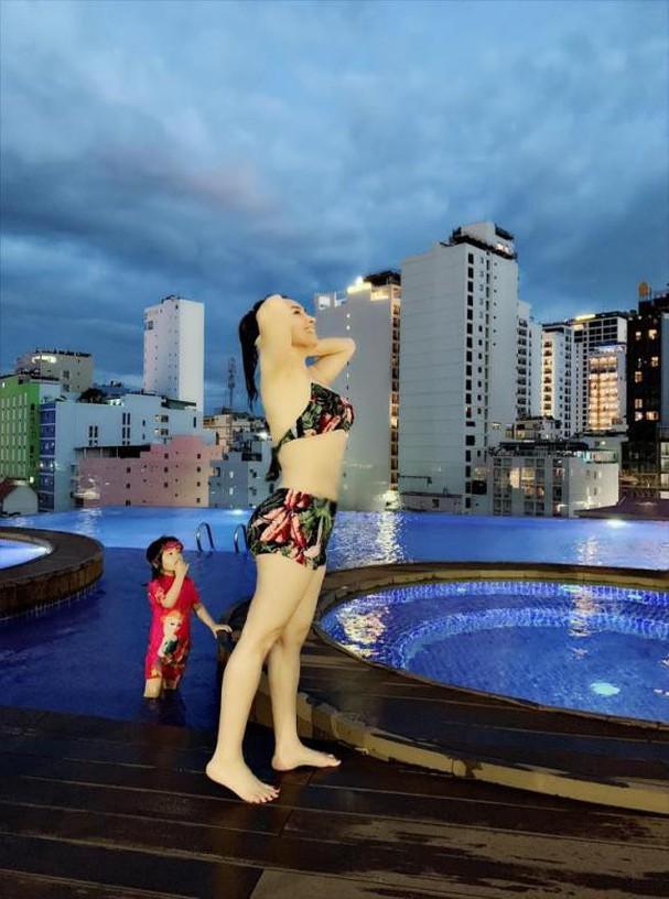 Phi Nhung hiếm hoi tung hình bikini bên trai đẹp nhưng vòng eo cứ sai sai-6