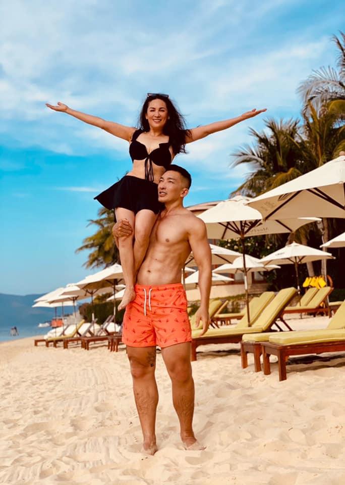 Phi Nhung hiếm hoi tung hình bikini bên trai đẹp nhưng vòng eo cứ sai sai-4