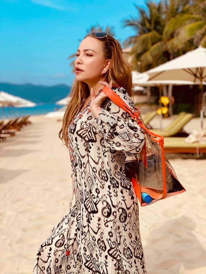 Phi Nhung hiếm hoi tung hình bikini bên trai đẹp nhưng vòng eo cứ sai sai-10