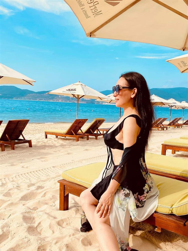 Phi Nhung hiếm hoi tung hình bikini bên trai đẹp nhưng vòng eo cứ sai sai-1