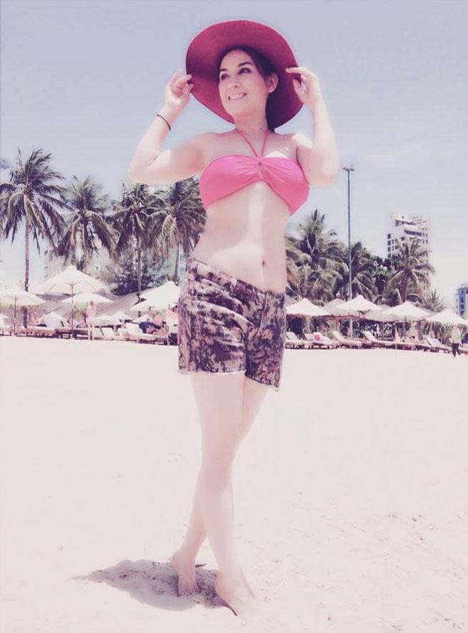 Phi Nhung hiếm hoi tung hình bikini bên trai đẹp nhưng vòng eo cứ sai sai-7