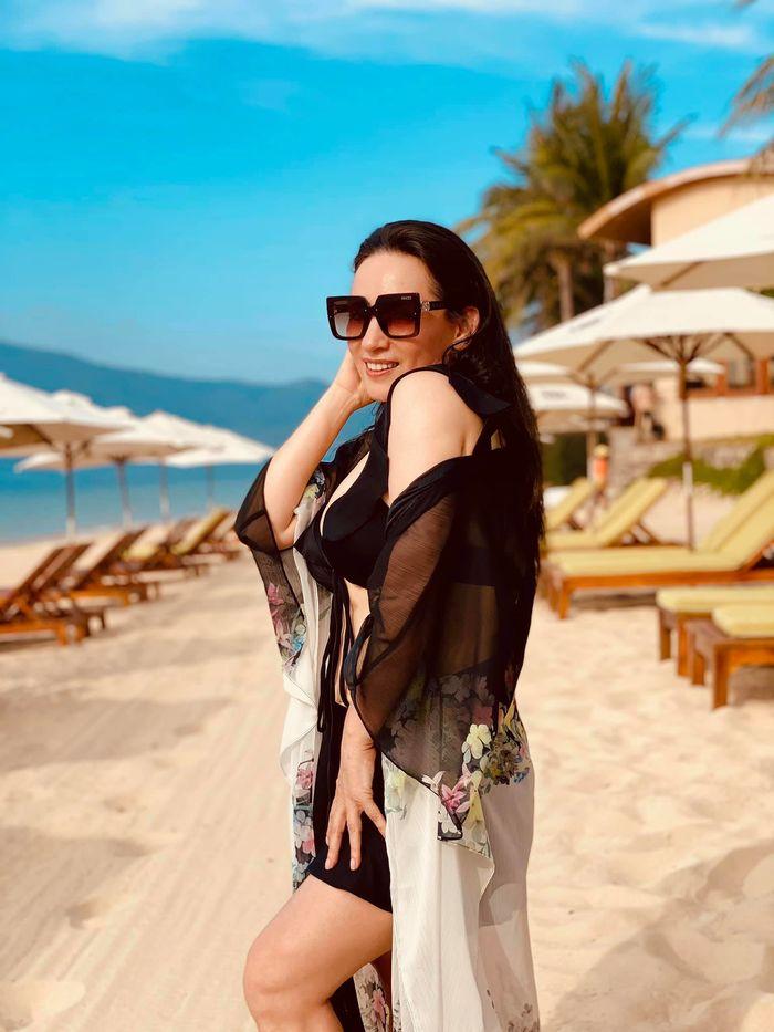 Phi Nhung hiếm hoi tung hình bikini bên trai đẹp nhưng vòng eo cứ sai sai-5