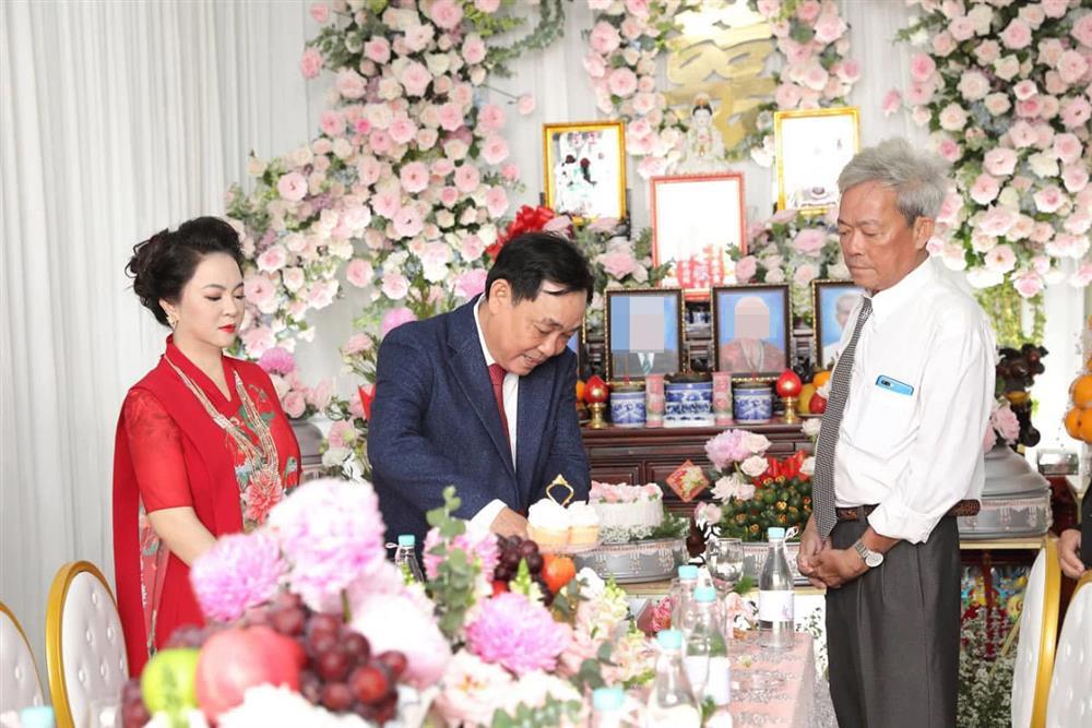 Choáng ngợp số kim cương vợ ông Dũng Lò Vôi đeo ở đám hỏi con trai-11